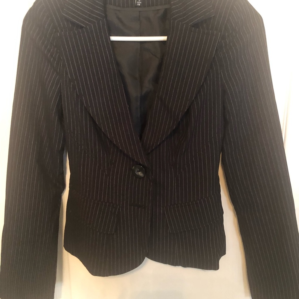 Suit - Picture 4 of 5